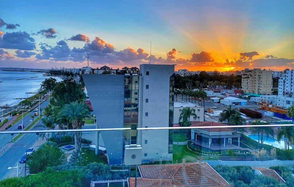 The White Pearl Suite - Beach Front City Centre With Sea View. Limassol Kültér fotó